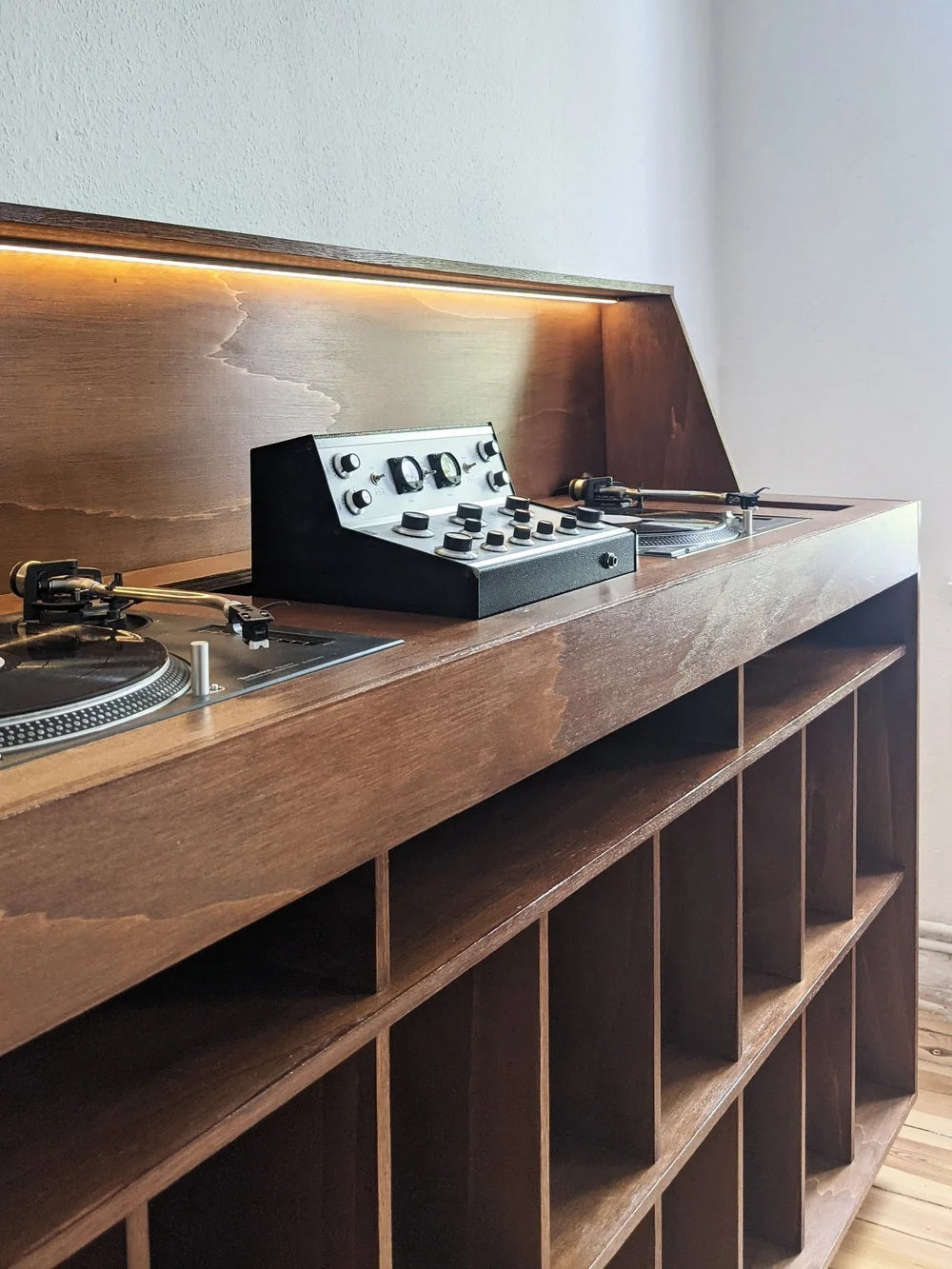 JJ Boooth maatwerk DJ-meubel van donker hout met twee draaitafels, mengpaneel en vakken voor vinylplaten