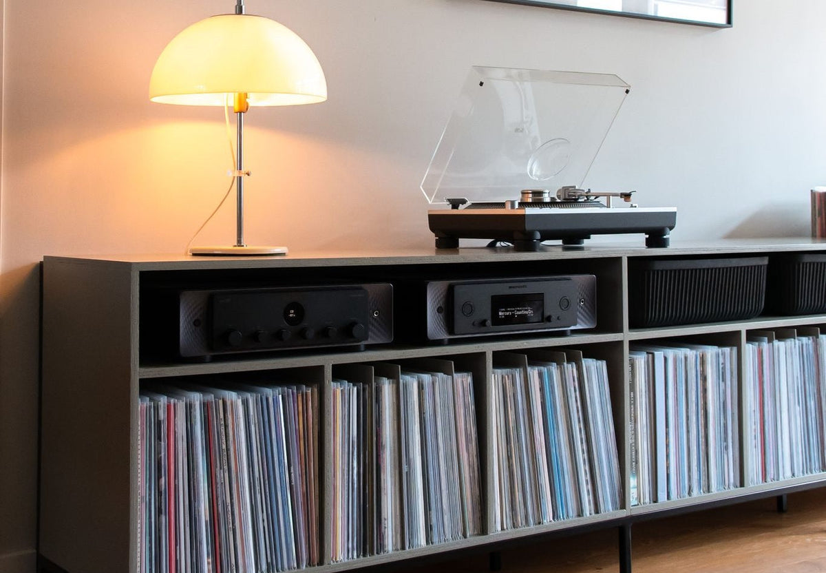 Een donkere platenkast met een platencollectie rechtop
