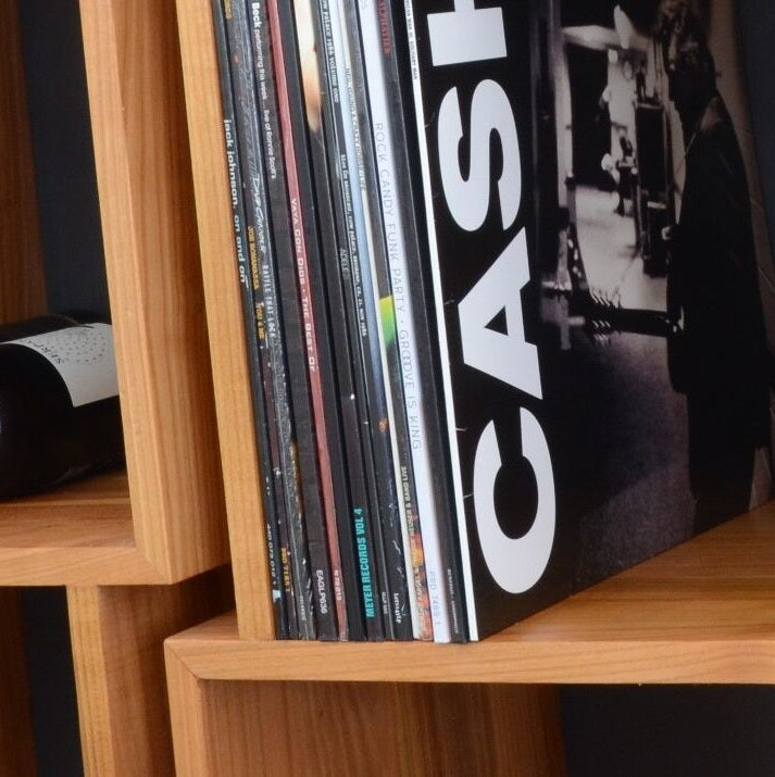 Maatwerk platenkast voor vinylplaten met schuine vakken die lp’s stabiel en overzichtelijk ondersteunen