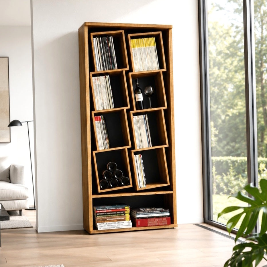 Handgemaakte houten platenkast voor een grote vinylcollectie met acht schuine LP-vakken en open ondervak