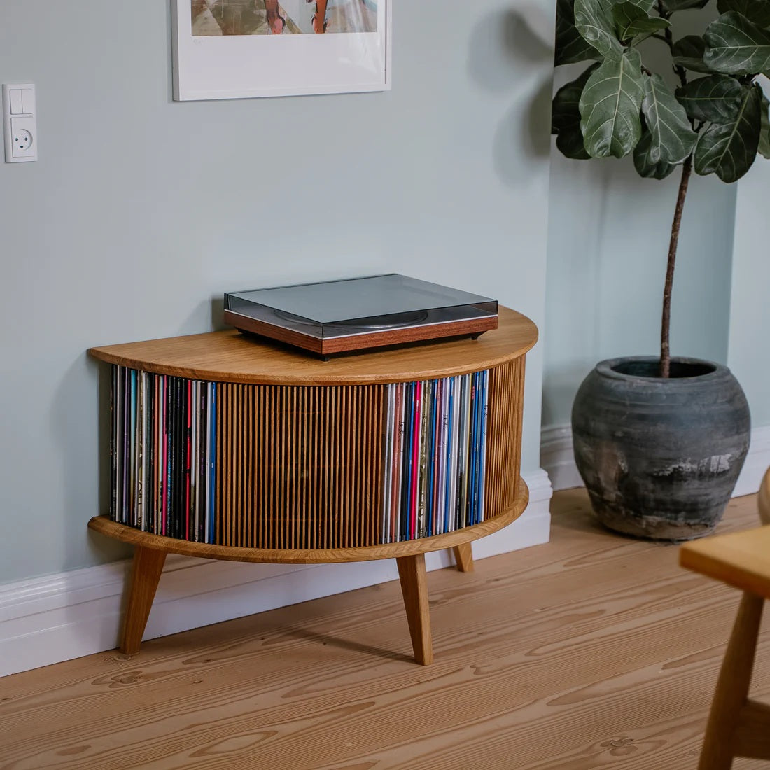 Display LUNA platenmeubel van massief eikenhout met gebogen vorm en vijf vakken voor het opbergen van lp’s