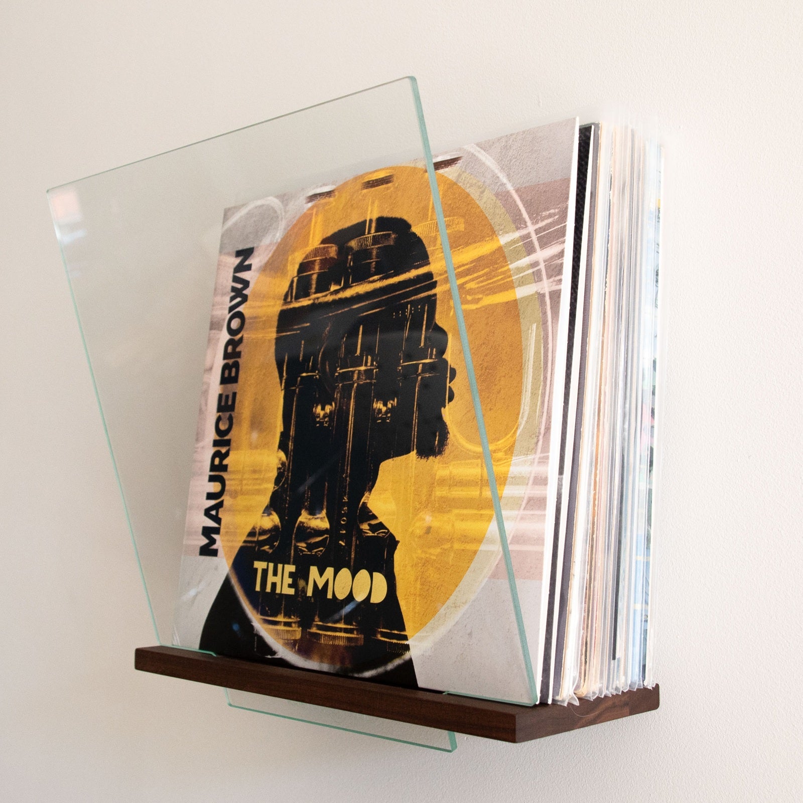 Display MULTI wanddisplay van massief notenhout en gehard glas met zichtbaar opgeborgen vinylplaten