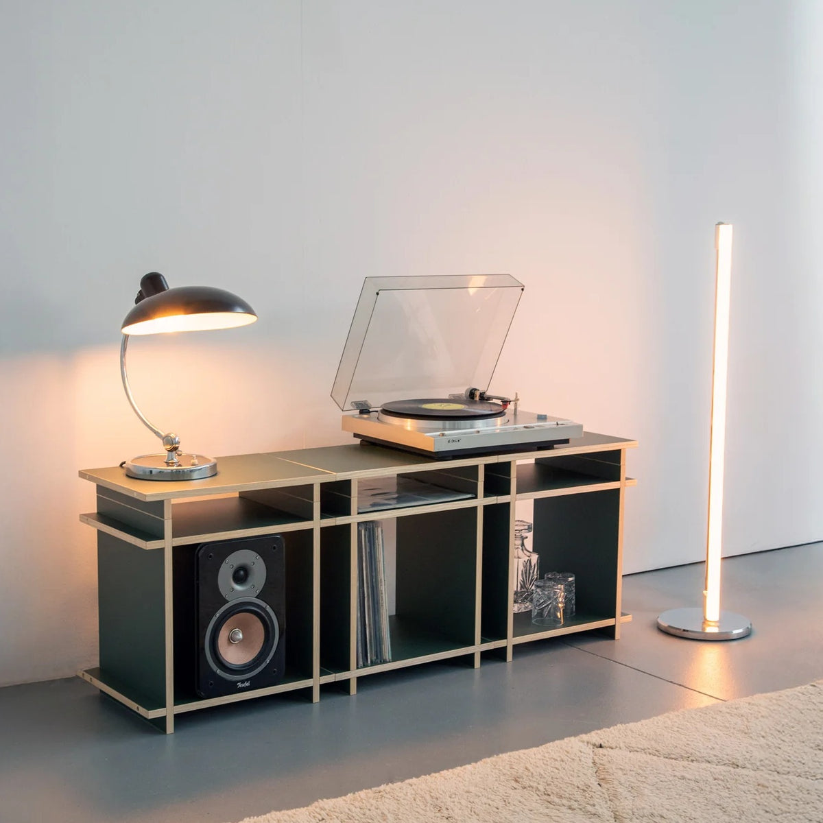 Zwarte Kiyo R1 TV Bundel met drie modulaire kastvakken en open schappen voor vinyl en media-apparatuur