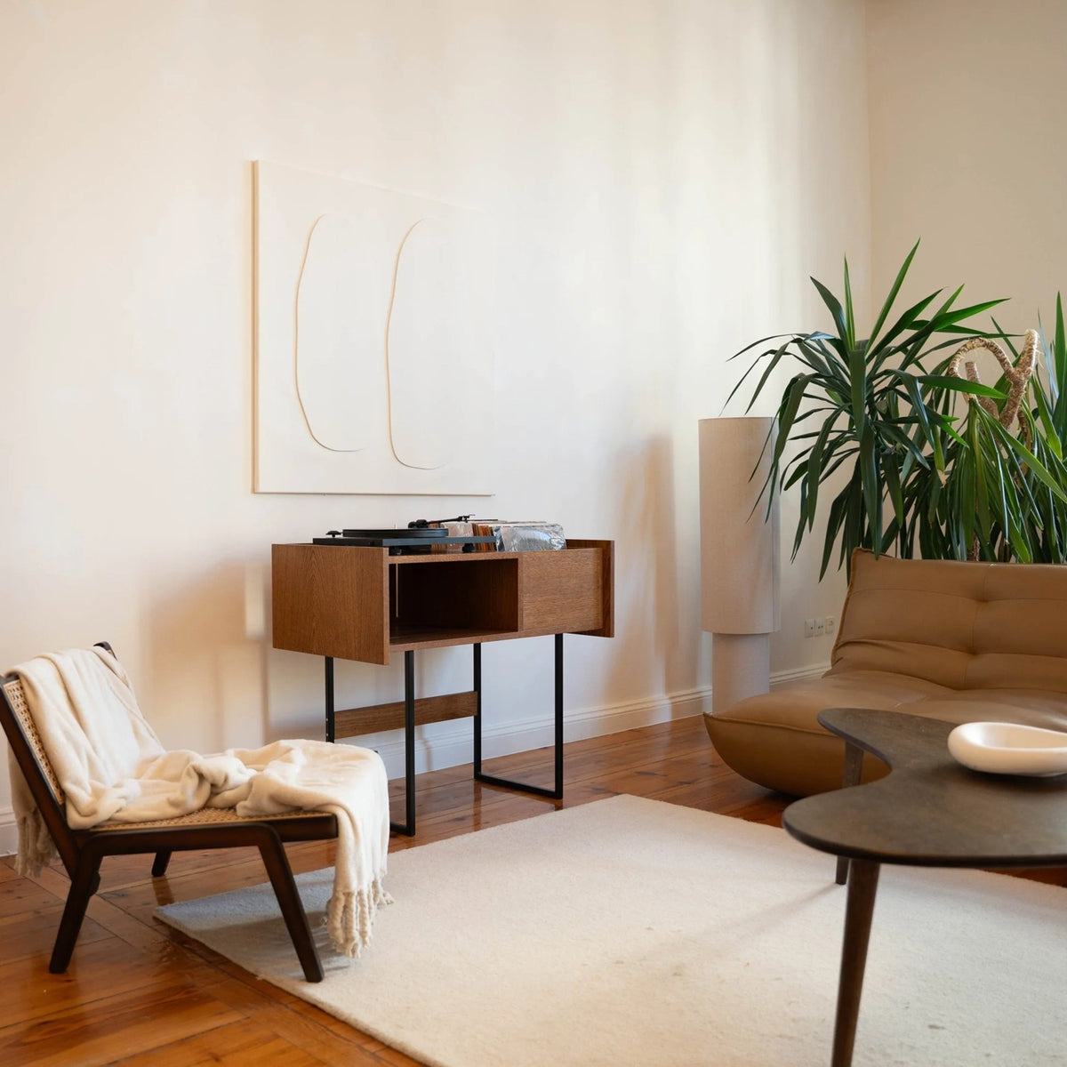 PLAY platenkast van massief hout met platenspeler en LP-opslag in een sfeervolle moderne woonkamer