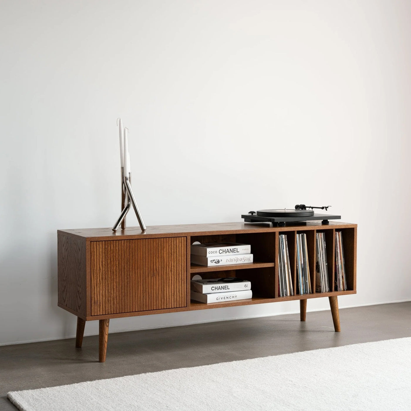 LOTV Vinyl L platenkast sideboard van donker hout met platenspeler, gesloten kastdeel en vakken voor vinylplaten