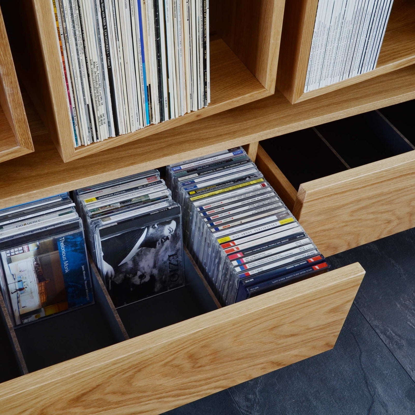 Sinfonic Audio platen-sideboard met twee geopende uittrekelementen voor cd’s