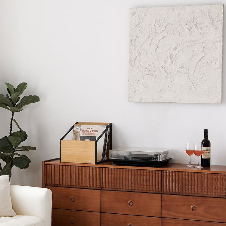 NorStone Vinyl LP Case in een modern interieur naast een platenspeler en vinylcollectie