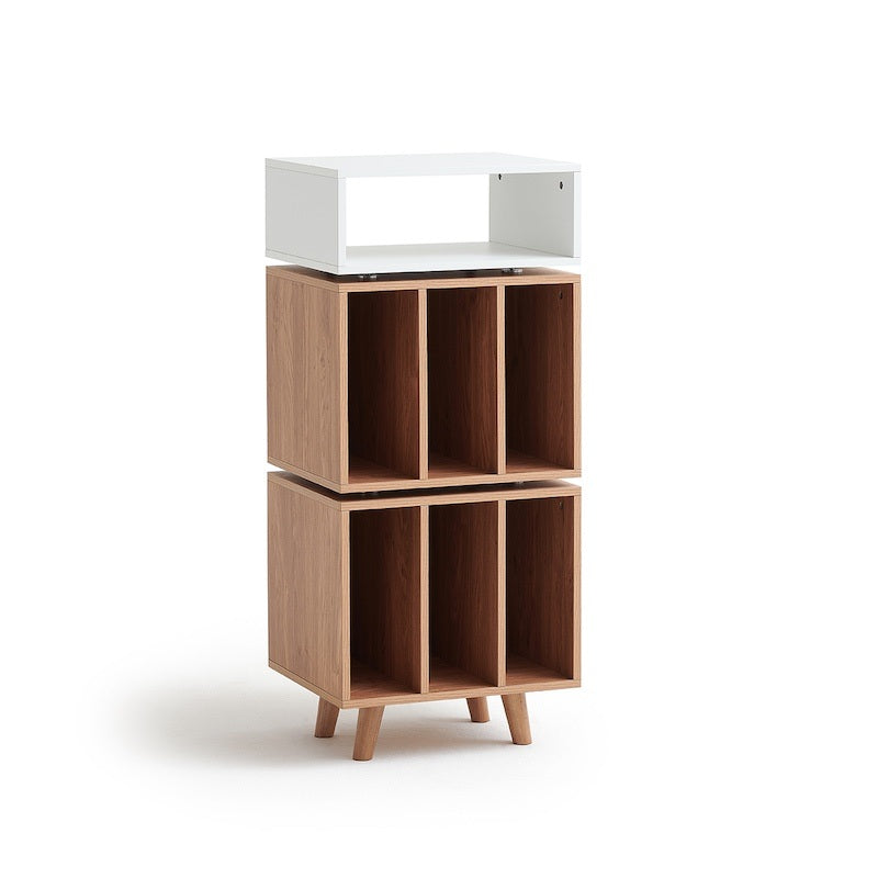 Zijaanzicht van de hoge Stockholm 1100 wit platenkast met compact retrodesign.